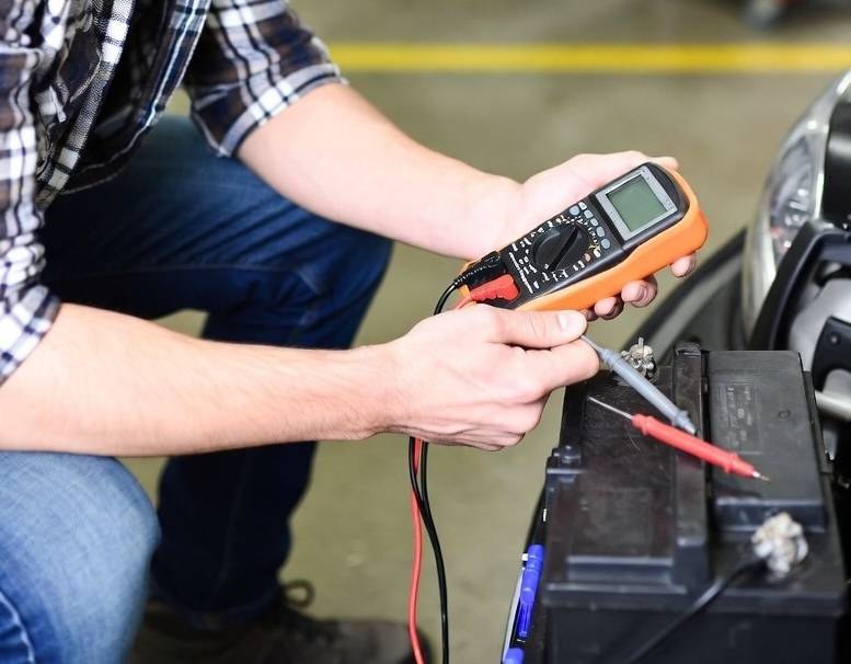 Problemele cu bateria auto – când apar, de ce și ce poți face ca să le eviți